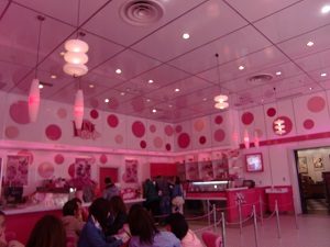 ピンクカフェでアイスクリーム休憩 小学生の子どもと一緒に楽しむユニバーサルスタジオjapan